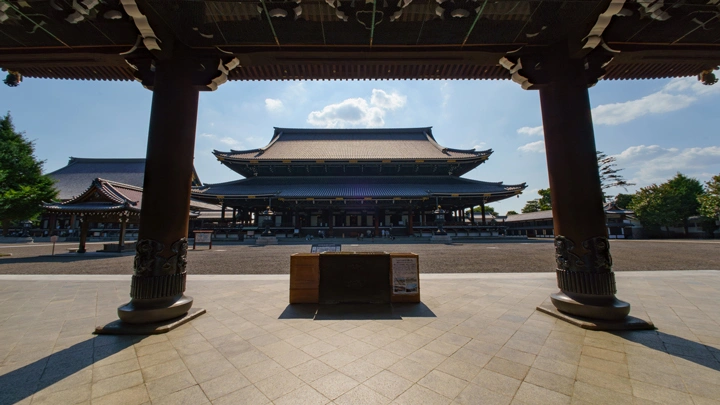 東本願寺の御堂を門の下から